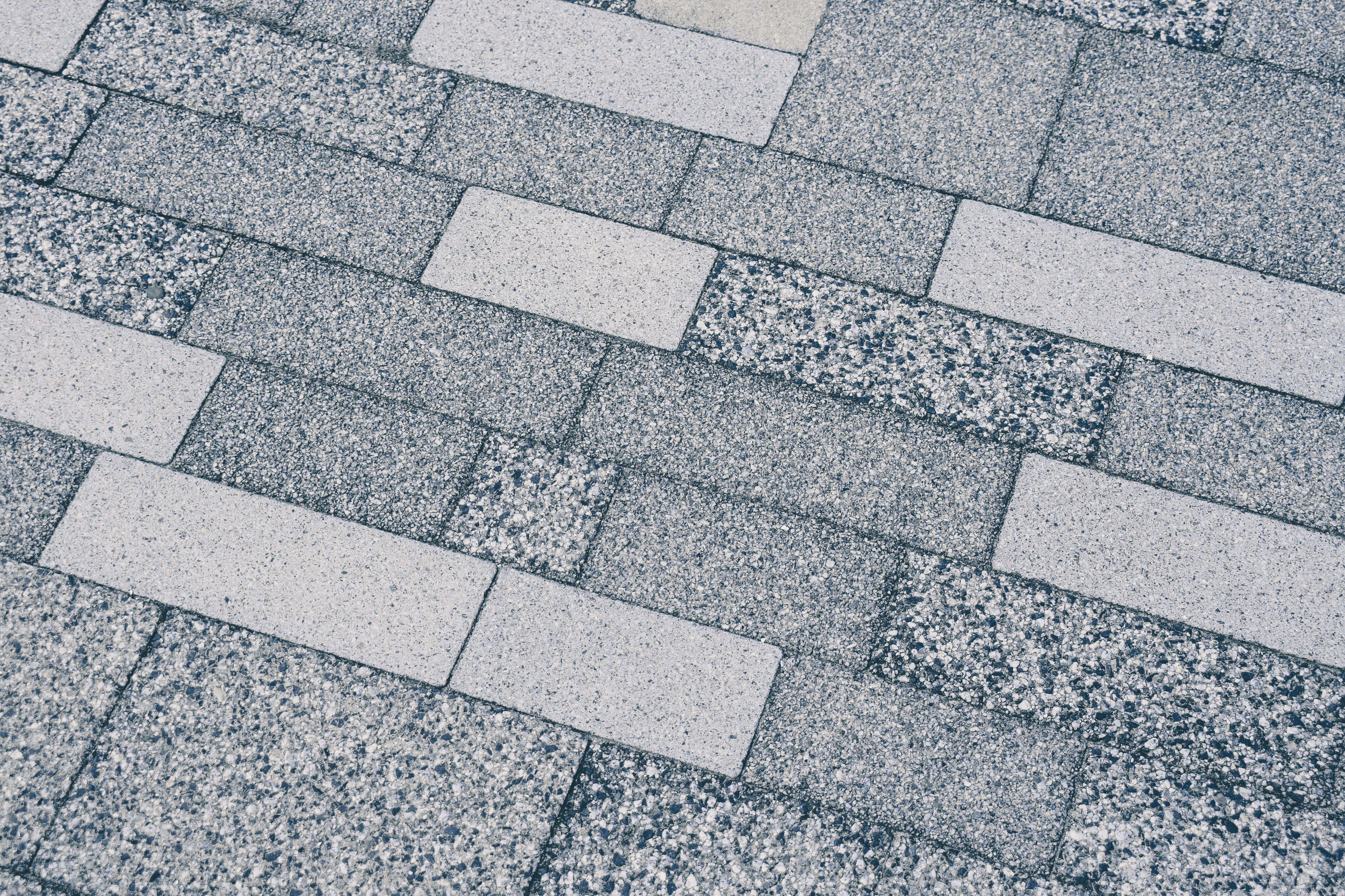 Three-tab asphalt shingle roof with flat single-layer profile